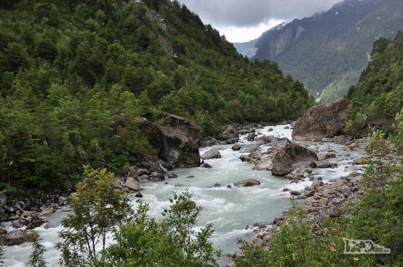 O rio que nasce no Vetisquero colgante, no Parque Nacional Queulat, na Carretera Austral, no sul do Chile